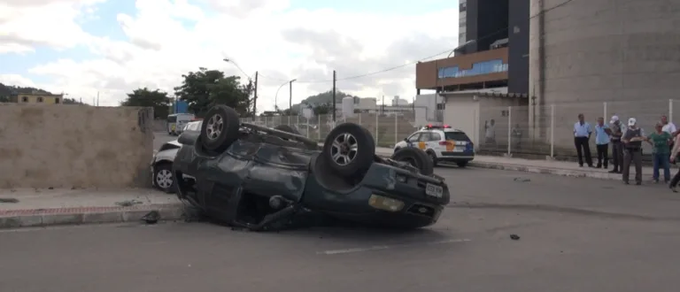 Caminhonete capota e deixa três feridos após acidente em cruzamento perigoso de Vila Velha