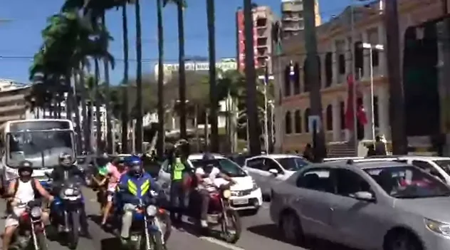 Servidores do Judiciário, em greve, fazem buzinaço no centro de Cachoeiro