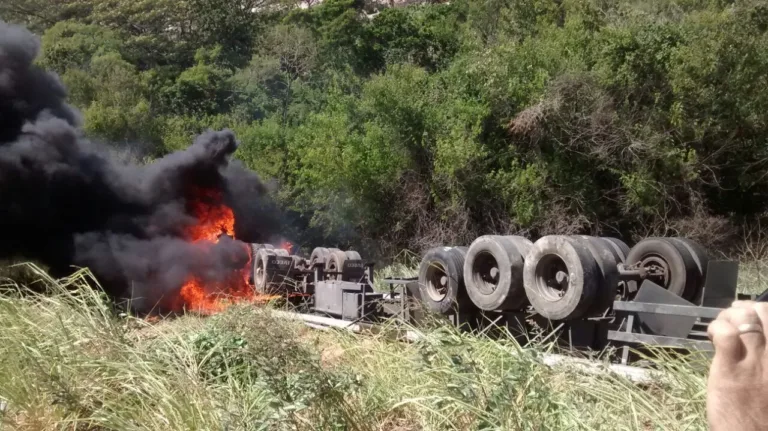 Carreta pega fogo após cair de ribanceira na rodovia do Contorno