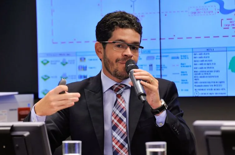 Superintendente de Planejamento de Recursos Hídricos da ANA, Sérgio Ayrimoraes, fala na Comissão de Desenvolvimento Urbano da Câmara, sobre o Plano Nacional de Recursos Hídricos (Antônio Cruz/Agência Brasil) Entrevista Mirian Belchior,ministra