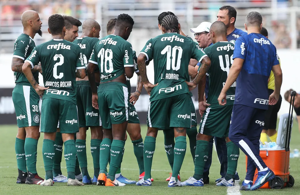 O técnico Vanderlei Luxemburgo, da SE Palmeiras, conversa com o elenco em jogo contra a equipe do Red Bull Bragantino, durante partida válida pela quarta rodada, do Campeonato Paulista, Série A1, no Estádio Nabi Abi Chedid.