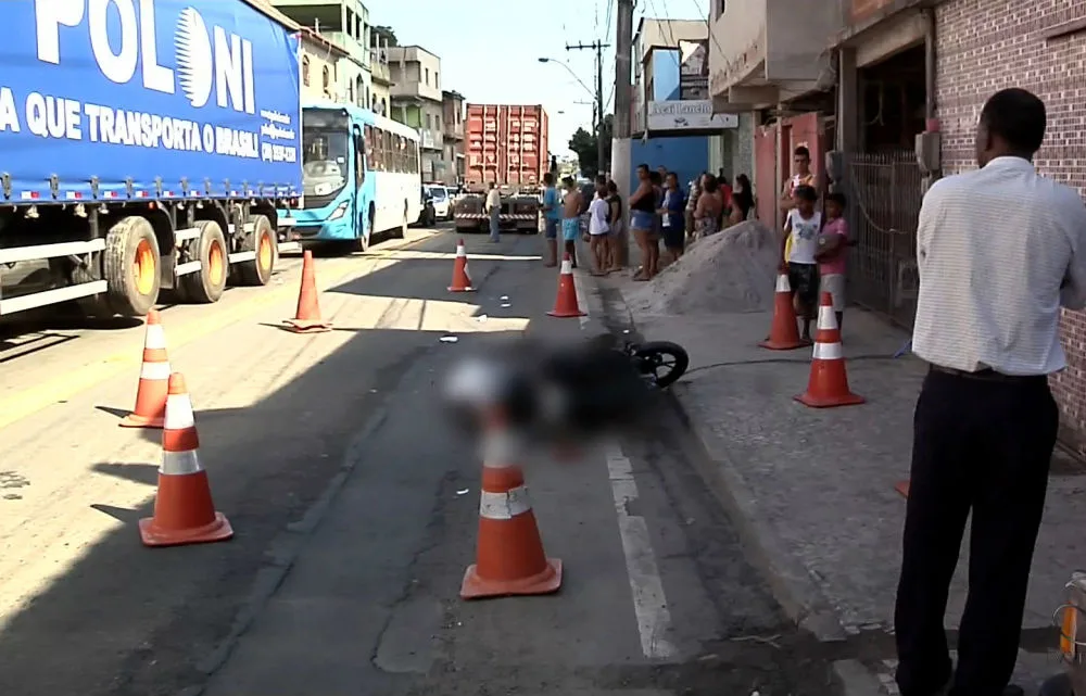 Motociclista morre após ser atingido por carreta em Vila Velha