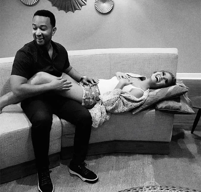 Esposa de John Legend reage aos comentários de que será mamãe de gêmeos