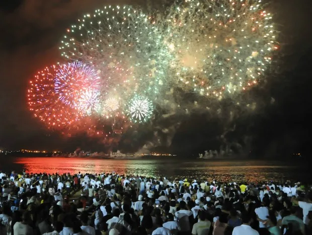 Shows e queima de fogos na virada do ano nas praias de Anchieta