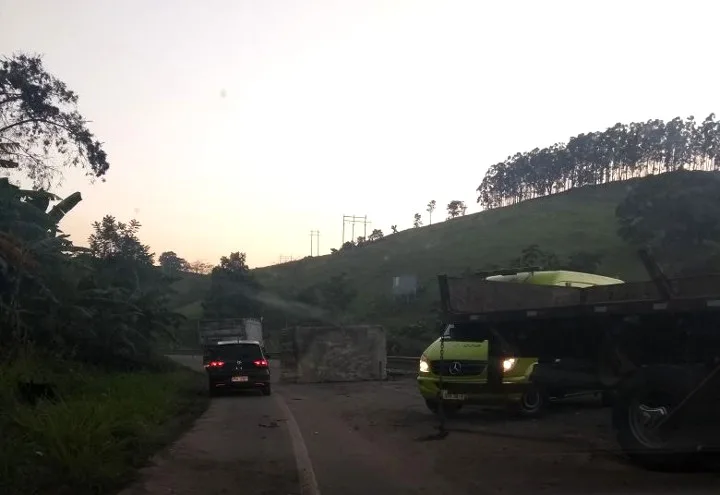 Carreta com bloco de granito tomba e interdita BR 101, em Ibiraçu