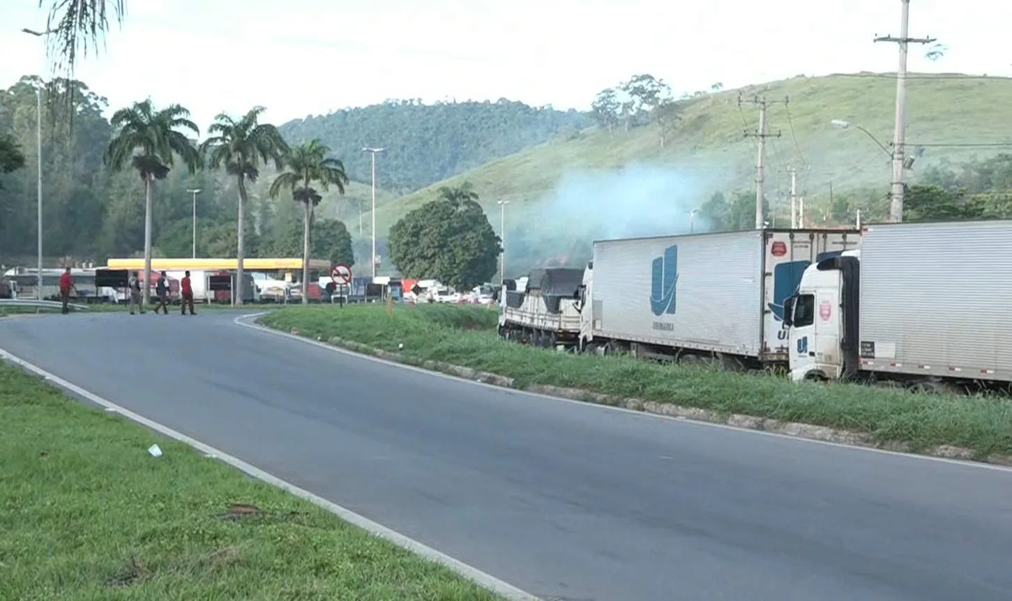 Ponto de manifestação de caminhoneiros na BR 101 em Viana é desmobilizado