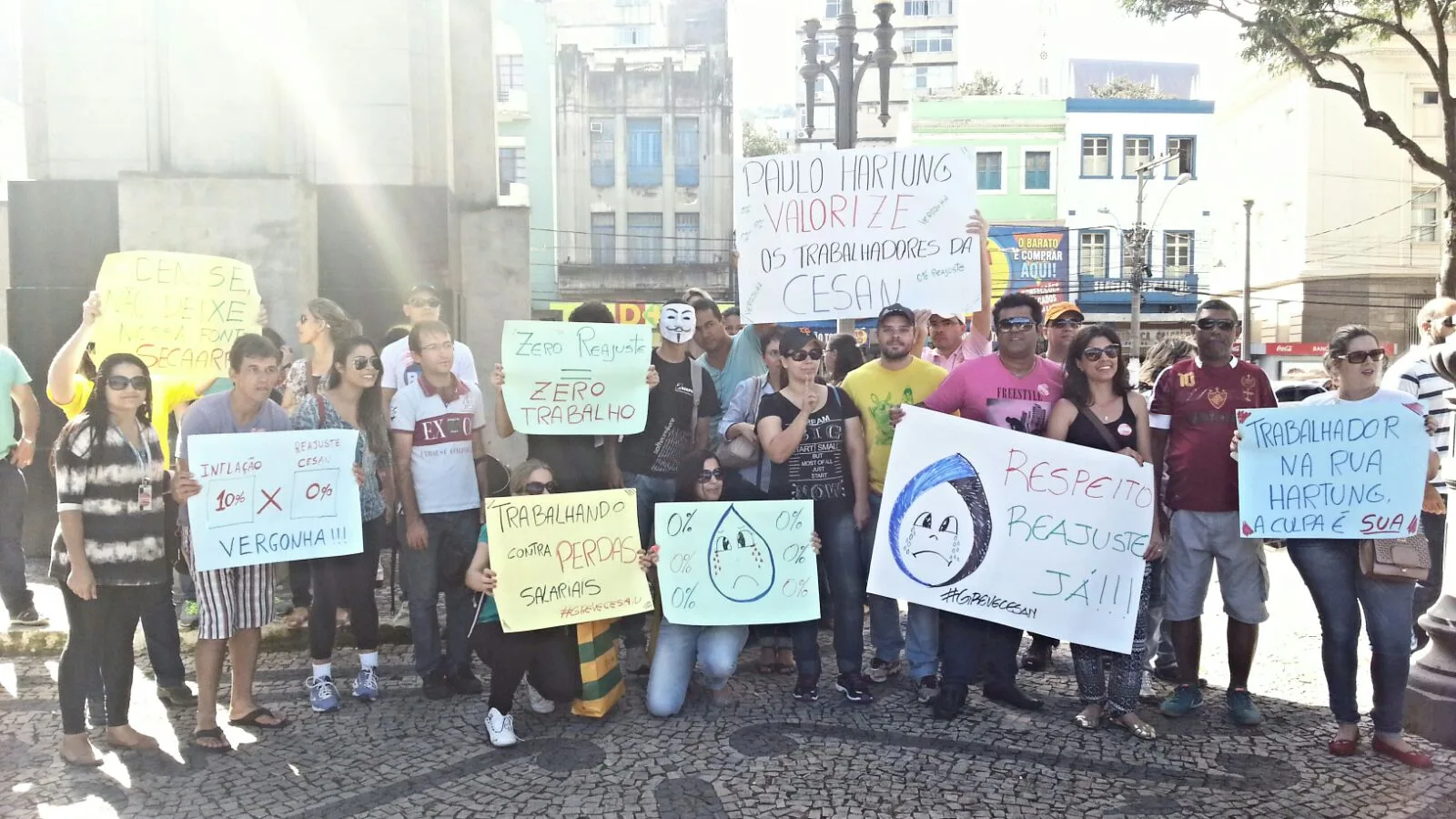 Trabalhadores da Cesan fazem protesto no Centro de Vitória. Veja como está o trânsito