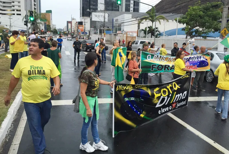 Protesto contra Dilma reúne cerca de 60 pessoas na Reta da Penha em Vitória