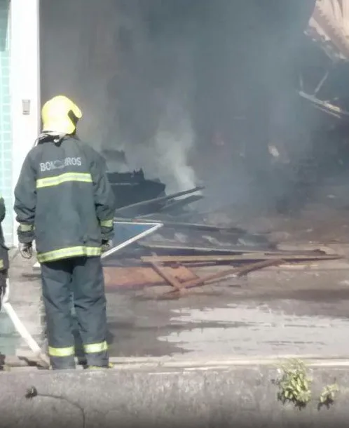 Loja de estofados pega fogo e nuvem de fumaça assusta moradores de Vila Velha