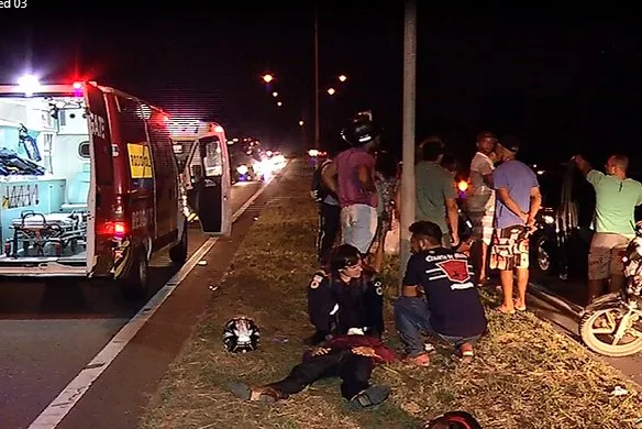 Engavetamento entre cinco carros e duas motos deixa três pessoas feridas na Rodovia do Sol