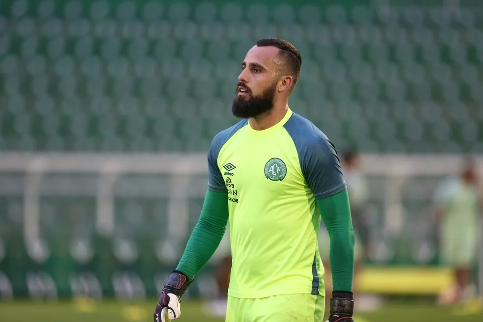 Athletico-PR anuncia a contratação do goleiro Jandrei por empréstimo