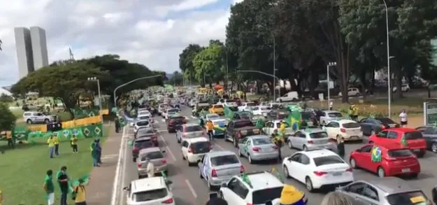 Esplanada dos Ministérios em Brasília é palco de carreata pró-Bolsonaro