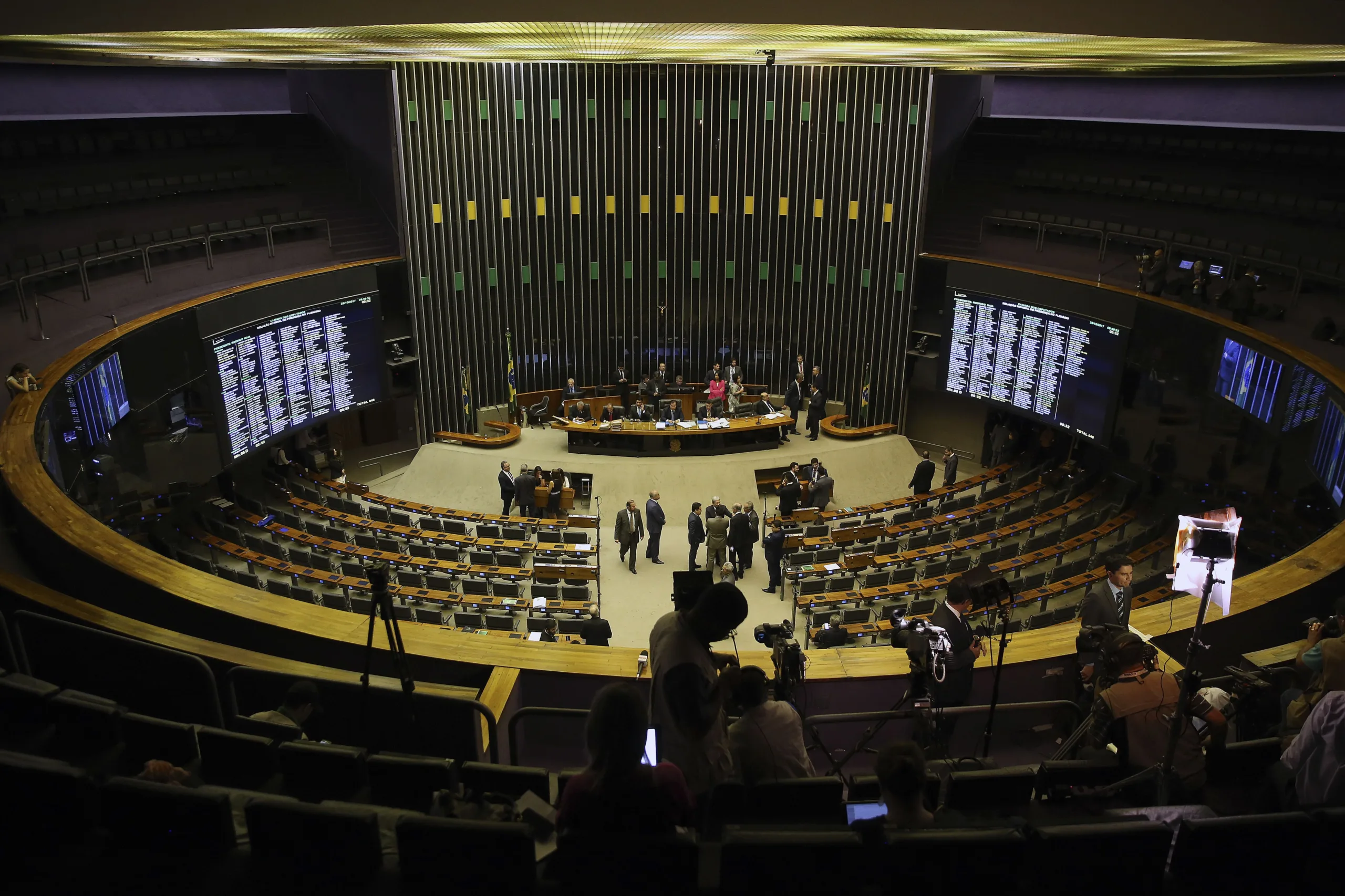 Brasília – O plenário da Câmara dos Deputados se reúne para votar a segunda denúncia apresentada pela Procuradoria-Geral da República (PGR) contra o presidente Michel Temer. No mesmo processo, são denunciados ainda os ministros da Casa Civil, Eliseu Padilha, e da Secretaria-Geral, Moreira Franco. Os deputados irão decidir se autorizam o Supremo Tribunal Federal (STF) […]