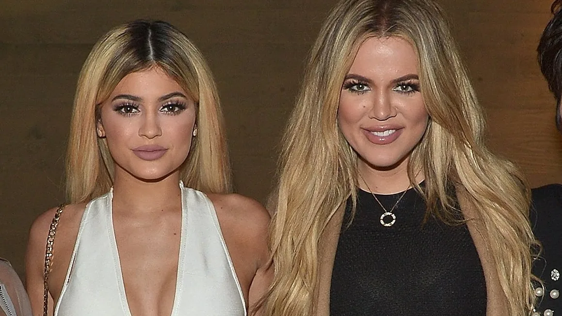 Após escândalo com Khloé Kardashian, Kylie Jenner coloca maquiagem de Jordyn Woods em promoção