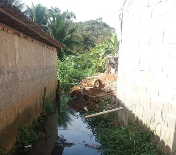 Terra removida em obra é despejada em valão no bairro São Gabriel, Guarapari