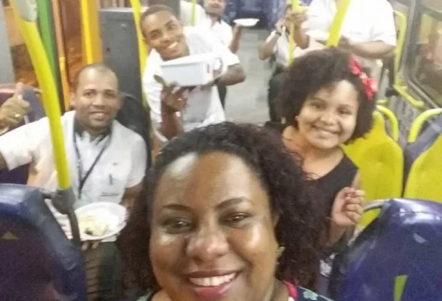 Família passa ano-novo em ônibus para acompanhar pai cobrador