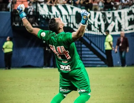 Neymar se solidariza com goleiro do Vasco após humilhação: 'faz parte ter um dia ruim'