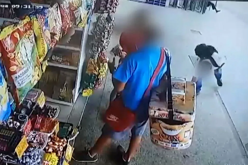 Homem é flagrado levando nota de R$ 100 que vendedor havia deixado cair no chão. Veja o vídeo!