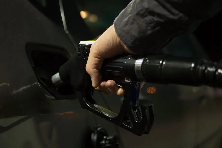 Petrobras volta a reduzir preço do diesel e gasolina nas refinarias a partir de terça