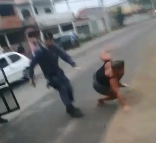 Policial militar dá rasteira em mulher durante abordagem na Serra. Veja vídeo!