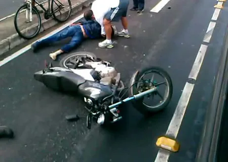 Homem fica ferido após tombar com motocicleta na Rodovia do Sol, em Vila Velha