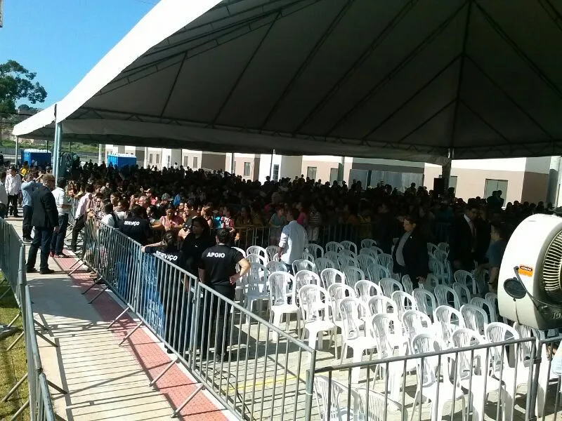 Dilma é aplaudida e prefeito Rodney Miranda discursa sob vaias durante entrega de casas em Vila Velha