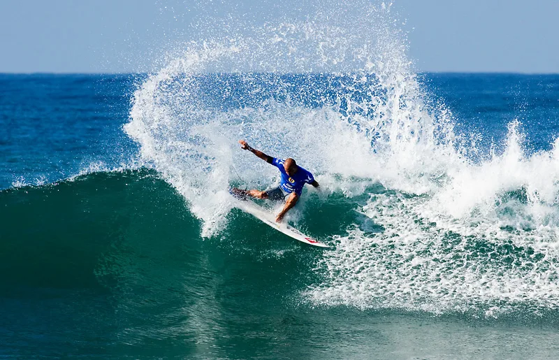 Kelly Slater dá show e avança no Pipe Masters