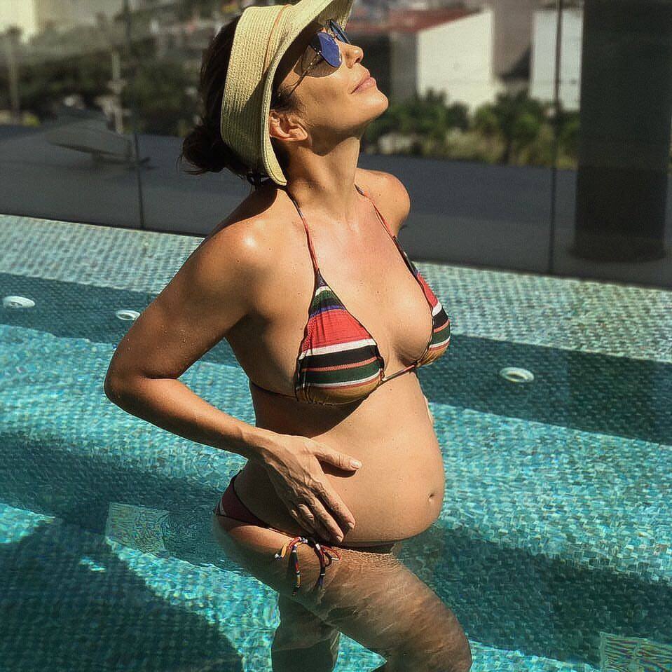 Ivete Sangalo faz clique de biquíni, exibe barrigão de grávida e brinca: Muito exibida essa mamãe