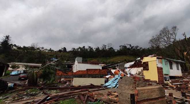 Tornado deixa 16 feridos e mais de 800 desabrigados em Santa Catarina