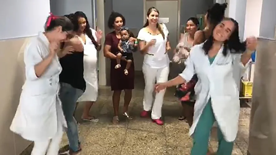 HFA cria momento de descontração entre gestantes e mães com o "desafio da pisadinha" em Guarapari