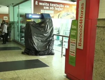 Criminosos invadem supermercado, desativam câmeras de segurança e arrombam caixas eletrônicos em Cariacica