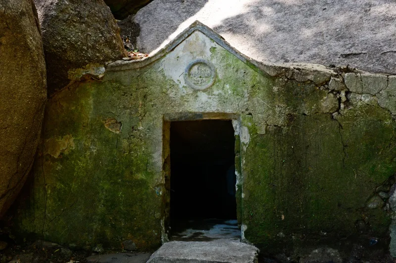 Descoberta do pórtico protetor da nascente na Gruta da Onça