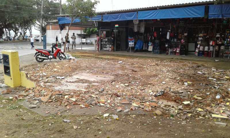 Prefeitura derruba banheiro de camelódro de Colatina causando indignação