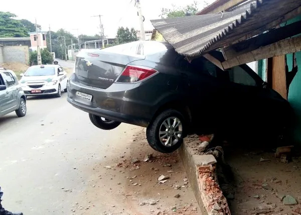 Motorista perde controle da direção e destrói parte de casa em Cariacica