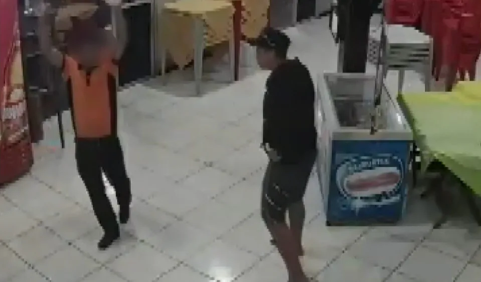 Trio armado invade churrascaria, rende clientes e leva dinheiro do caixa em Vitória