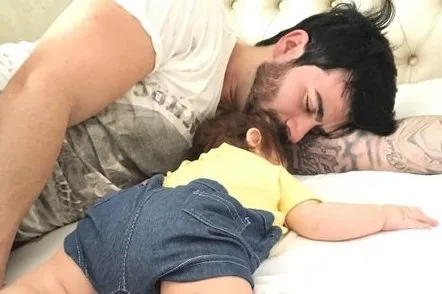 Adriana Sant'anna compartilha momento fofo do marido e filho dormindo juntos