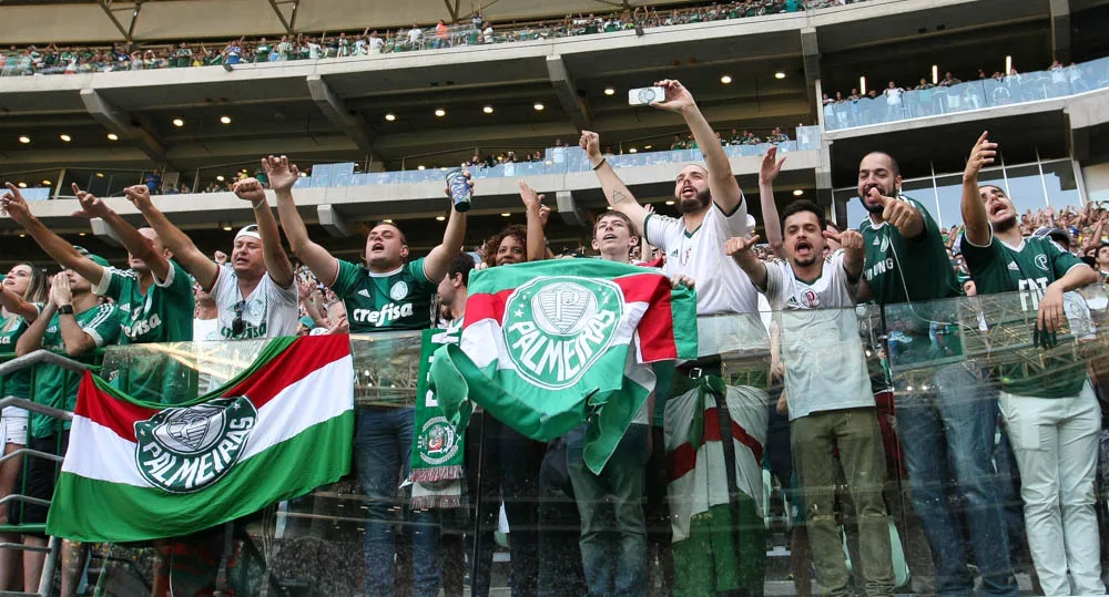 A torcida da SE Palmeiras, em jogo contra a equipe do Botafogo FR, durante partida válida pela trigésima sexta rodada, do Campeonato Brasileiro, Série A, na Arena Allianz Parque.