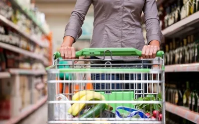 Vendas de supermercados recuam 0,6% em outubro e puxam queda no varejo, diz IBGE