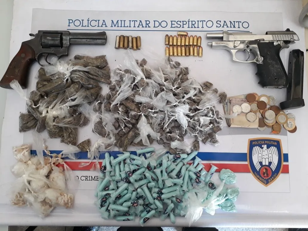 Homens são presos com armas e drogas após trocarem tiros com a polícia na Serra