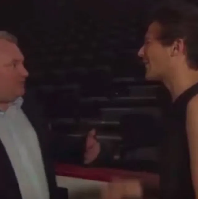 Louis Tomlinson provoca repórter que não ouviu o novo hit da One Direction