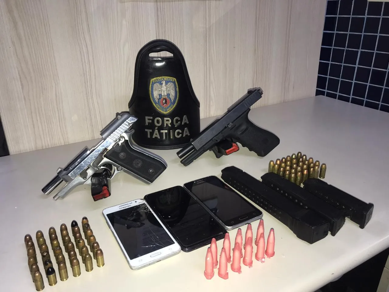 PM apreende pistola com seletor de rajadas no Morro da Boa Vista