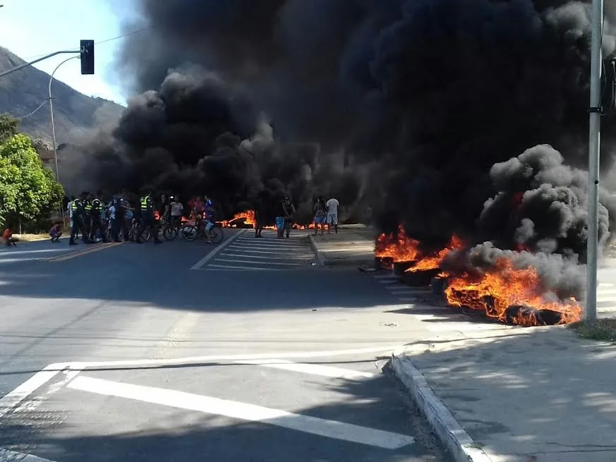 Manifestação de moradores interdita BR-101 nesta sexta-feira