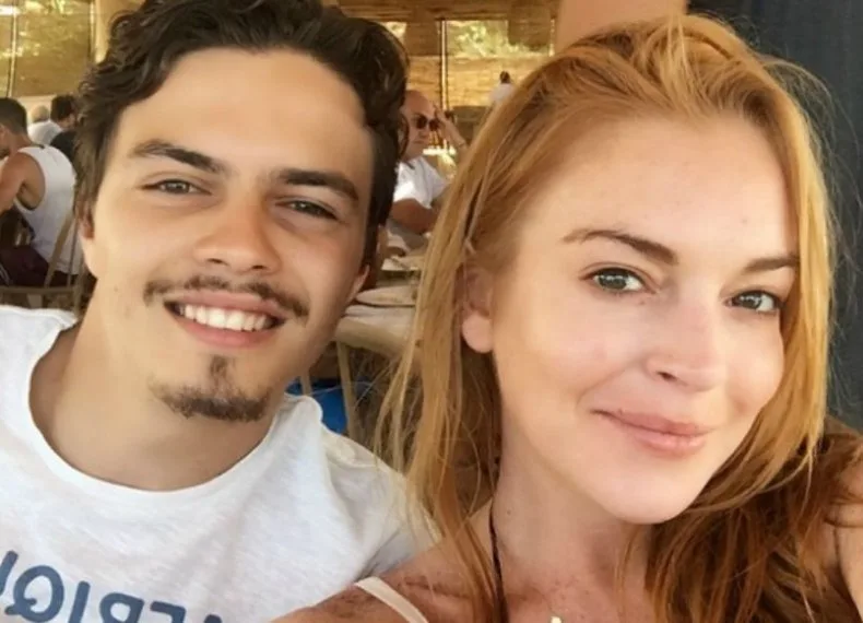 Após briga com Egor por conta de um celular, Lindsay Lohan faz o mesmo com um fã