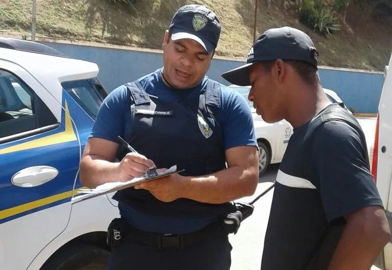 Guarda Civil Municipal de Cachoeiro orienta flanelinhas sobre prática ilegal