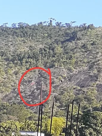 Susto! Piloto de parapente precisa fazer pouso forçado na Pedra do Urubu, em Viana