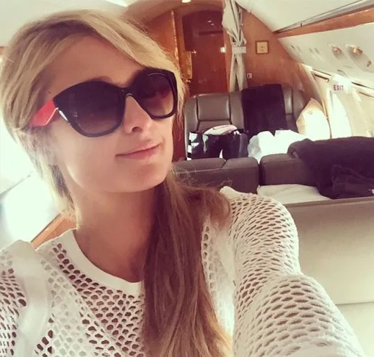 Depois de pegadinha polêmica em avião, Paris Hilton diz que vai processar os responsáveis