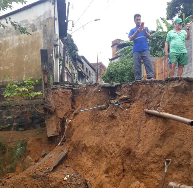 Vazamento de adutora faz rua ceder e provoca queda de muro em Cariacica