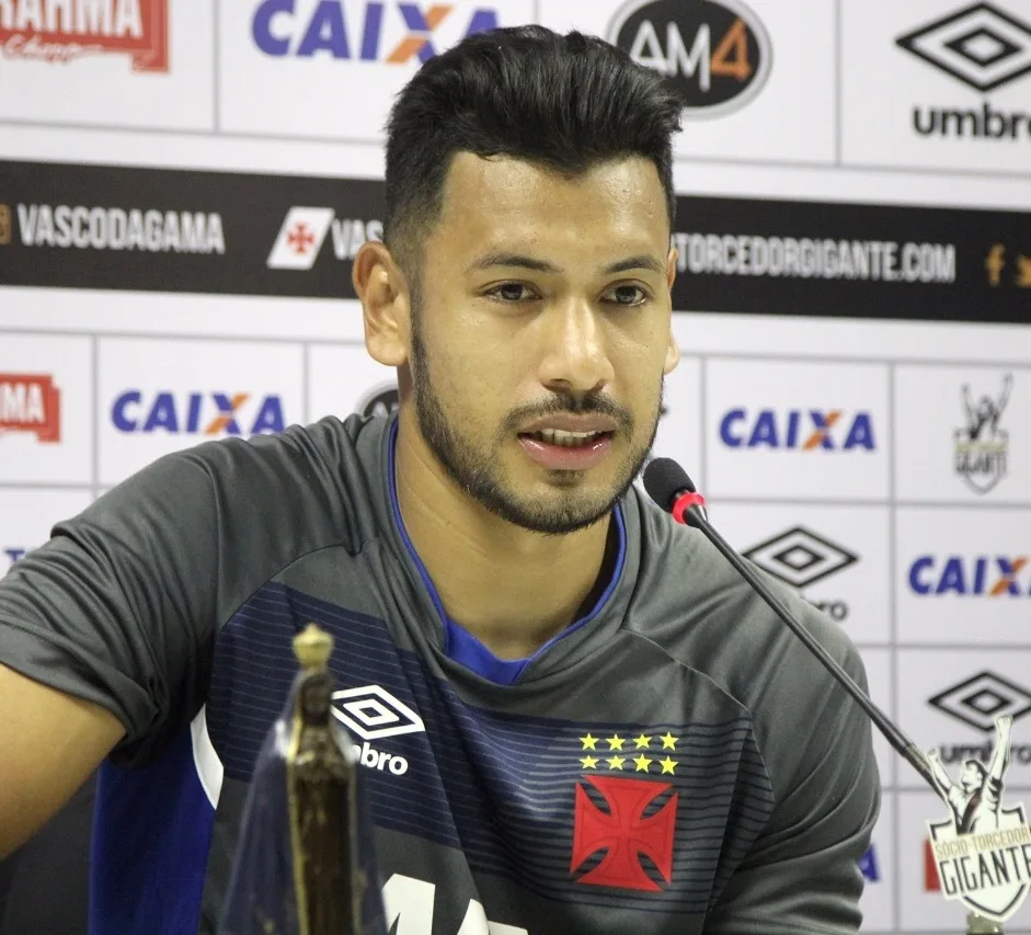 Em alta no Vasco, Ríos pede ajuda da torcida por recuperação na Libertadores