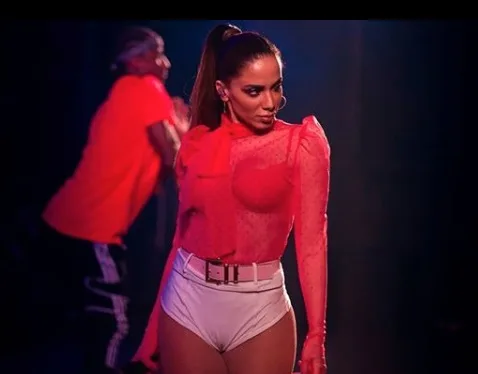 Anitta sensualiza com calcinha à mostra durante show em São Paulo