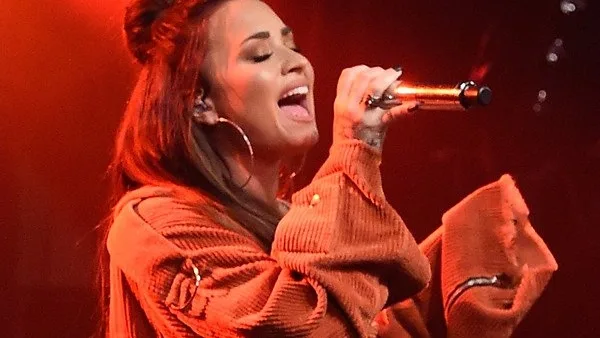 Demi Lovato anuncia que irá adiar shows no Brasil: Estou completamente de coração partido